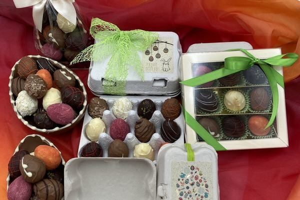 Pralinen-Eier in verschiedenen Varianten verpackt (Pos.23 bis 27)