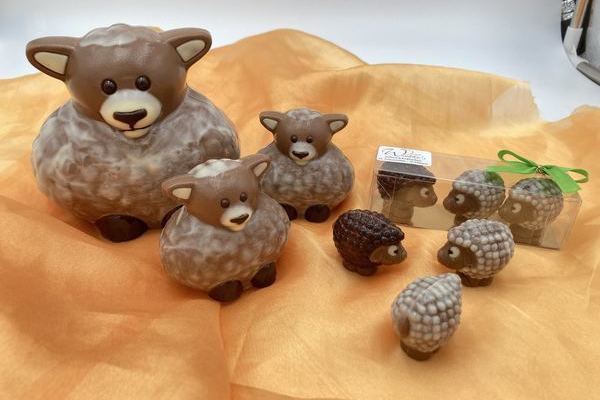 "Molly" das Mutterschaf mit seinen Sch�fchen "Dolly" und die kleinen Nougatsch�fchen (Pos. 3 bis 5)