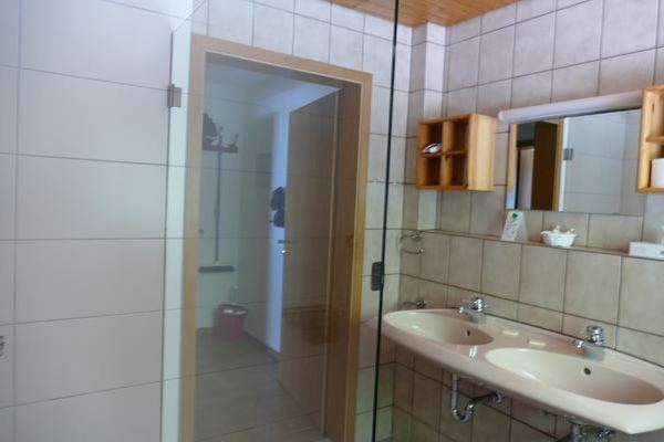 Badezimmer Glaserbach mi ebenerdiger Dusche und wc