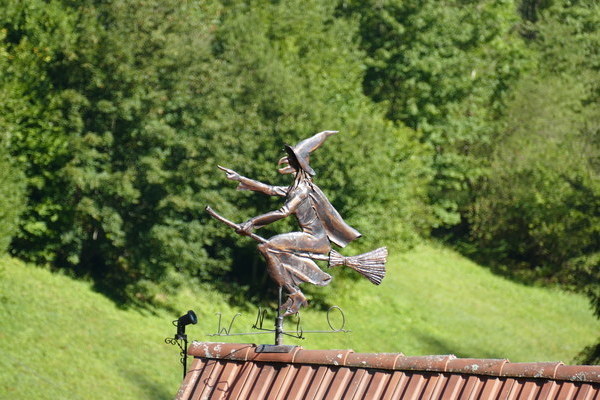 Wetterhexe auf dem Dach vom Felsenstüble im Schwarzwald